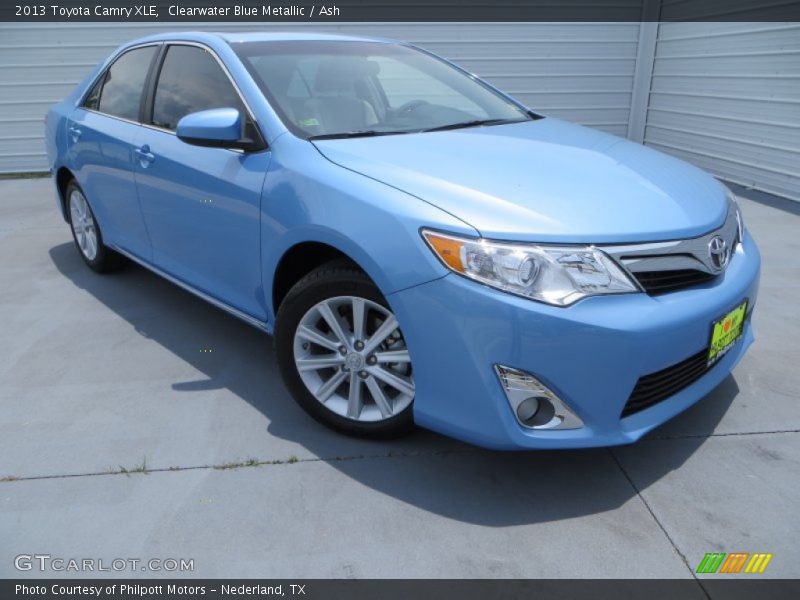 Front 3/4 View of 2013 Camry XLE