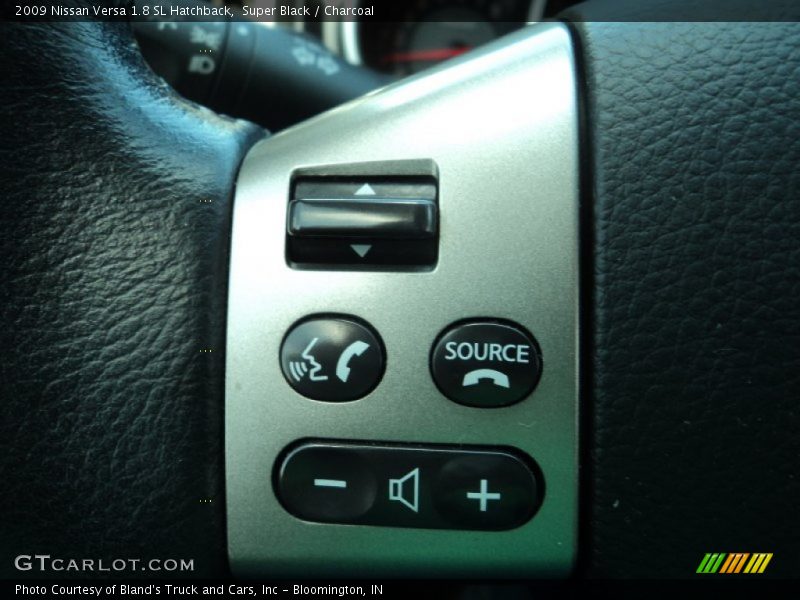 Super Black / Charcoal 2009 Nissan Versa 1.8 SL Hatchback