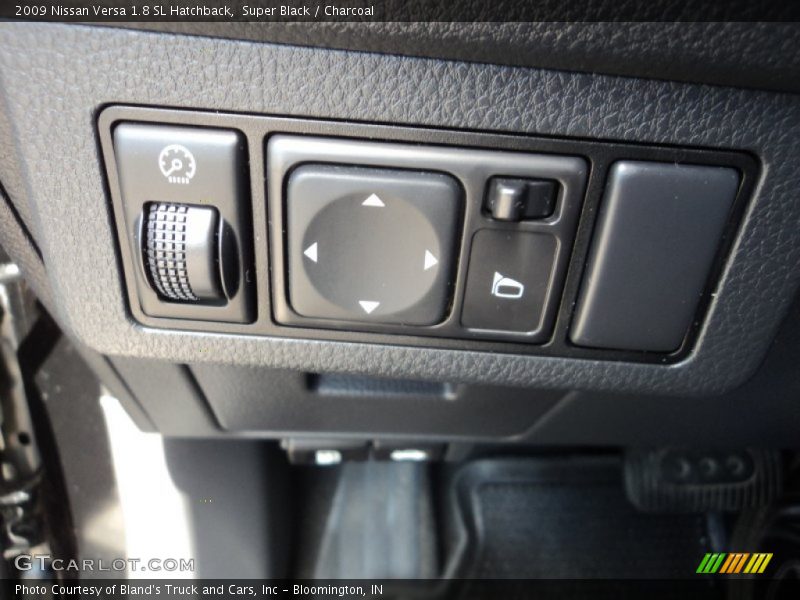Super Black / Charcoal 2009 Nissan Versa 1.8 SL Hatchback