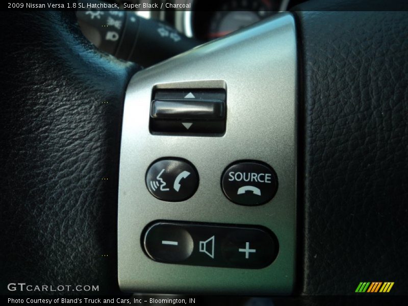 Super Black / Charcoal 2009 Nissan Versa 1.8 SL Hatchback