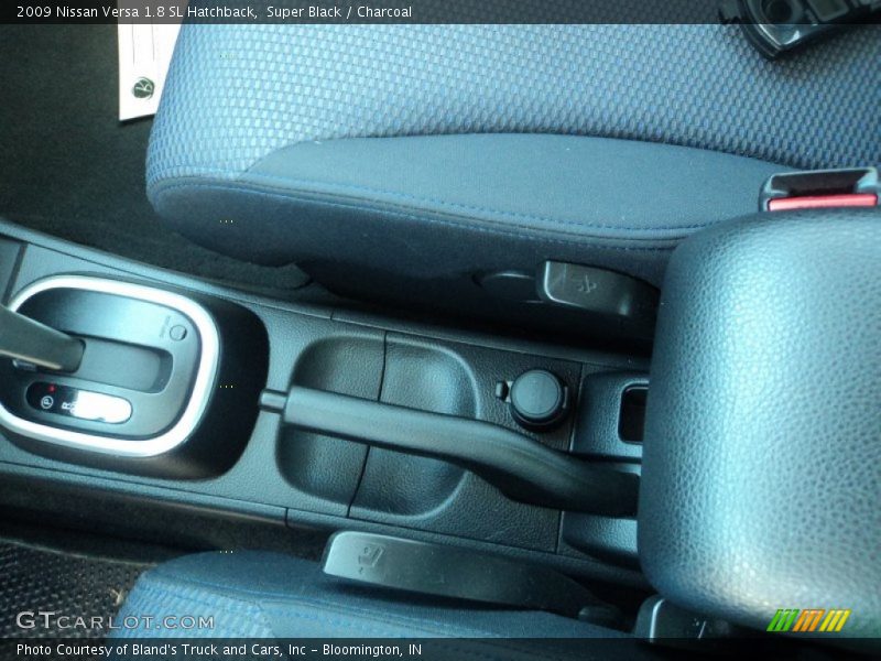 Super Black / Charcoal 2009 Nissan Versa 1.8 SL Hatchback