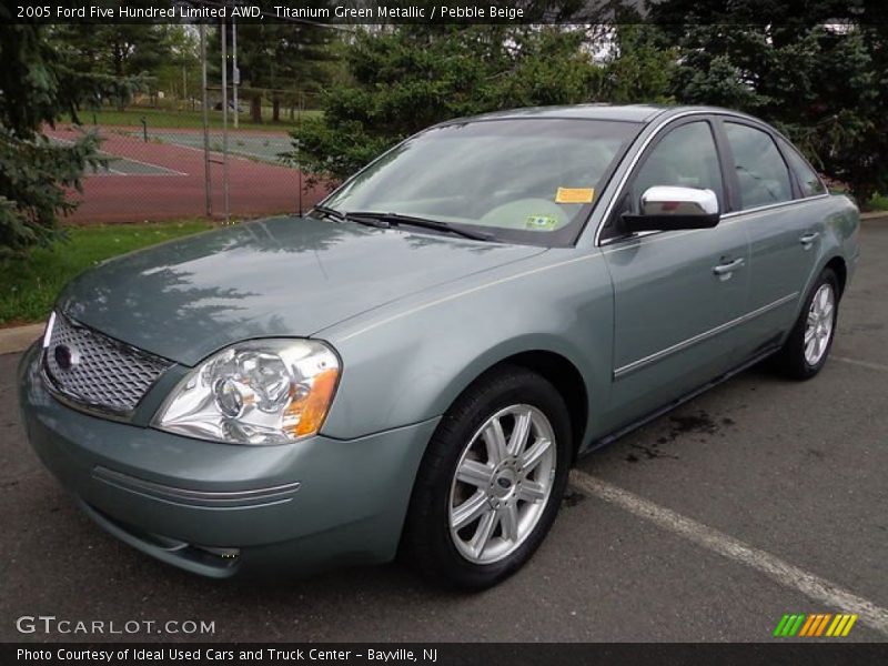 Front 3/4 View of 2005 Five Hundred Limited AWD