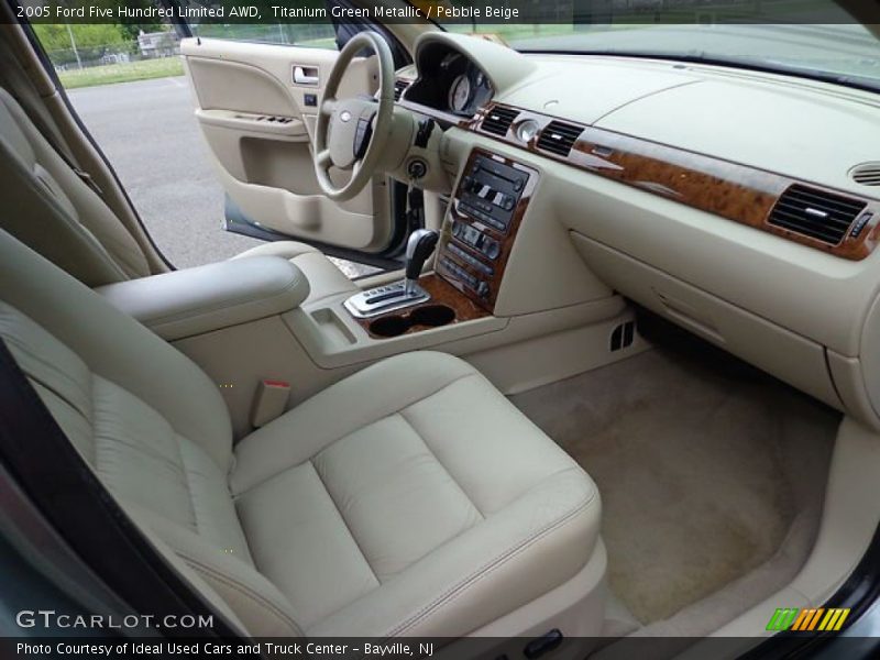 Dashboard of 2005 Five Hundred Limited AWD