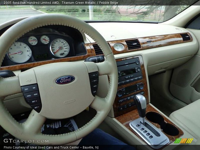 Dashboard of 2005 Five Hundred Limited AWD
