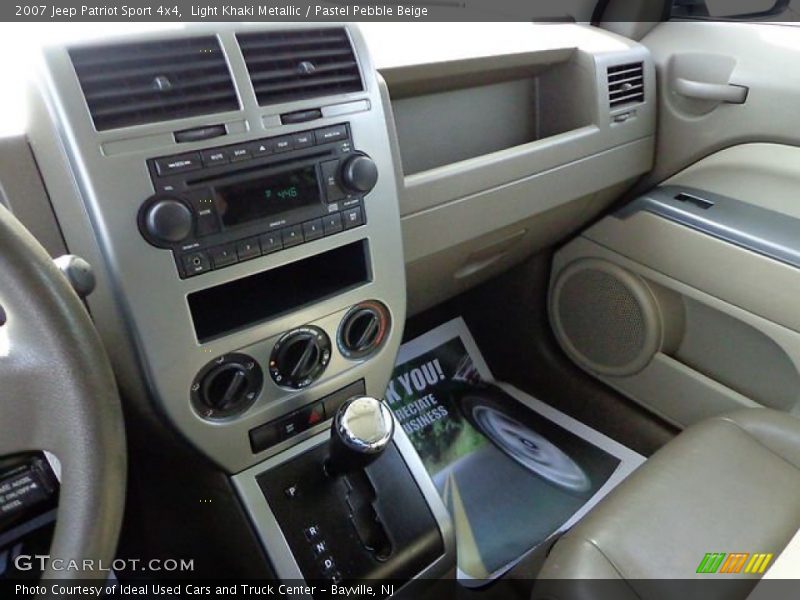 Light Khaki Metallic / Pastel Pebble Beige 2007 Jeep Patriot Sport 4x4