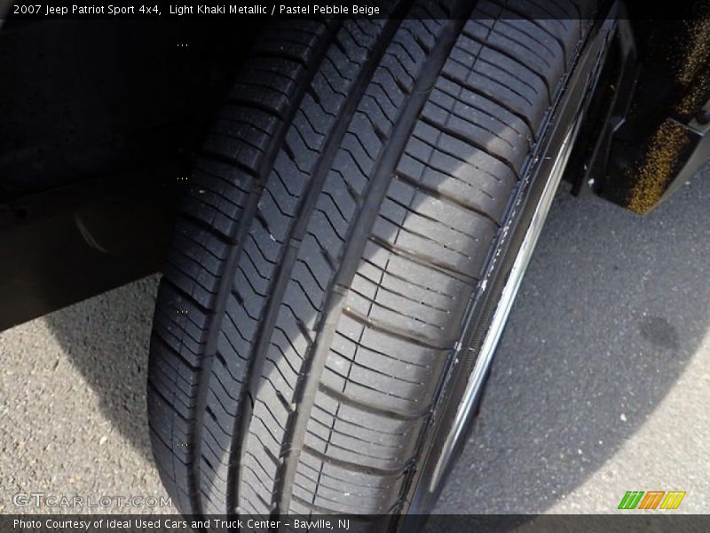 Light Khaki Metallic / Pastel Pebble Beige 2007 Jeep Patriot Sport 4x4