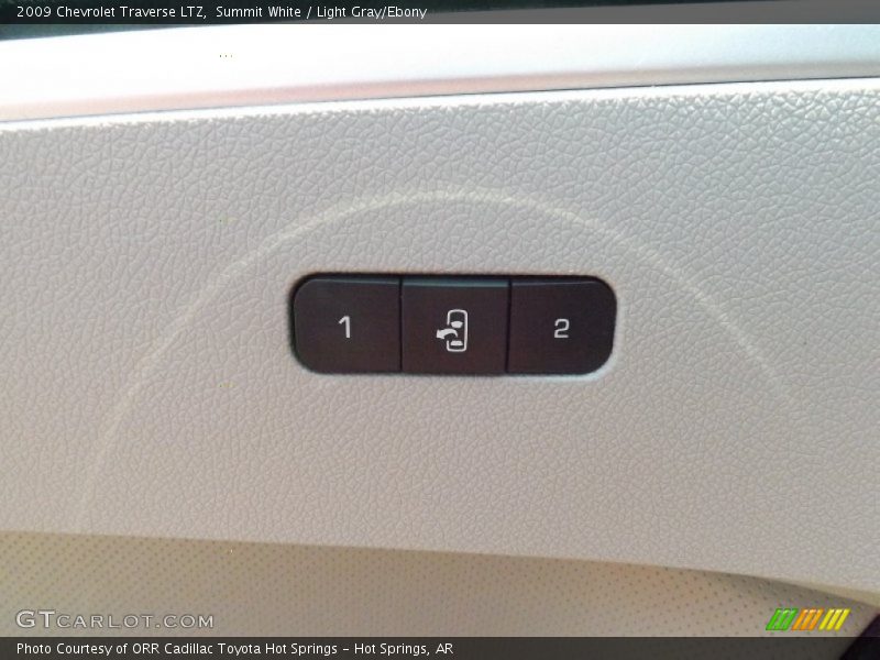 Summit White / Light Gray/Ebony 2009 Chevrolet Traverse LTZ