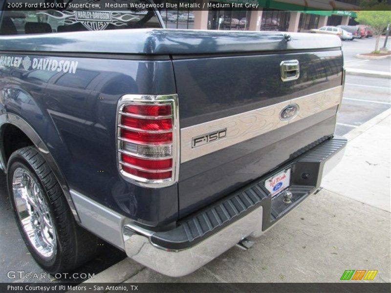 Medium Wedgewood Blue Metallic / Medium Flint Grey 2005 Ford F150 XLT SuperCrew