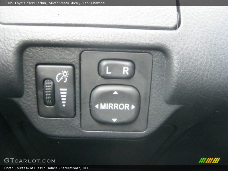 Silver Streak Mica / Dark Charcoal 2009 Toyota Yaris Sedan