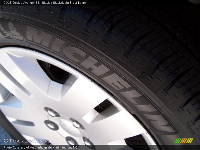 Black / Black/Light Frost Beige 2013 Dodge Avenger SE