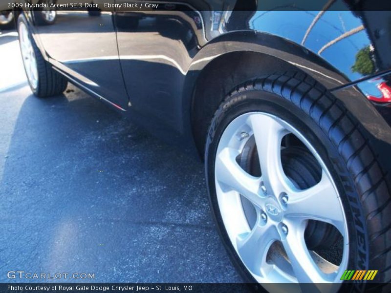 Ebony Black / Gray 2009 Hyundai Accent SE 3 Door