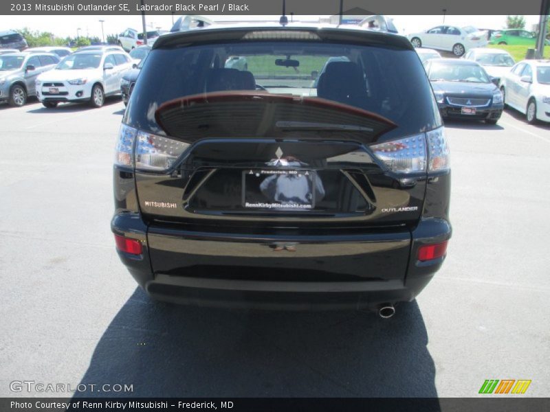 Labrador Black Pearl / Black 2013 Mitsubishi Outlander SE