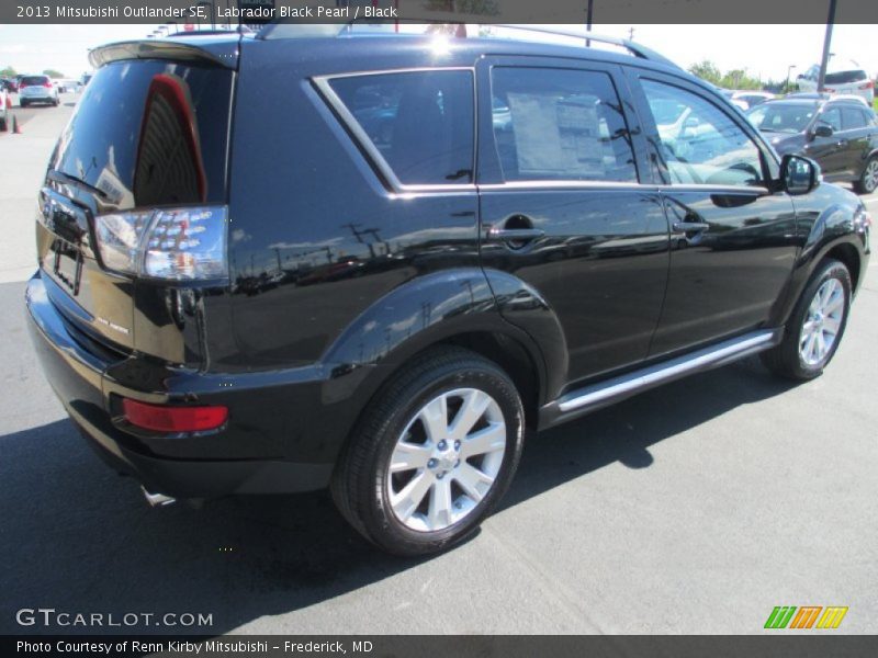 Labrador Black Pearl / Black 2013 Mitsubishi Outlander SE