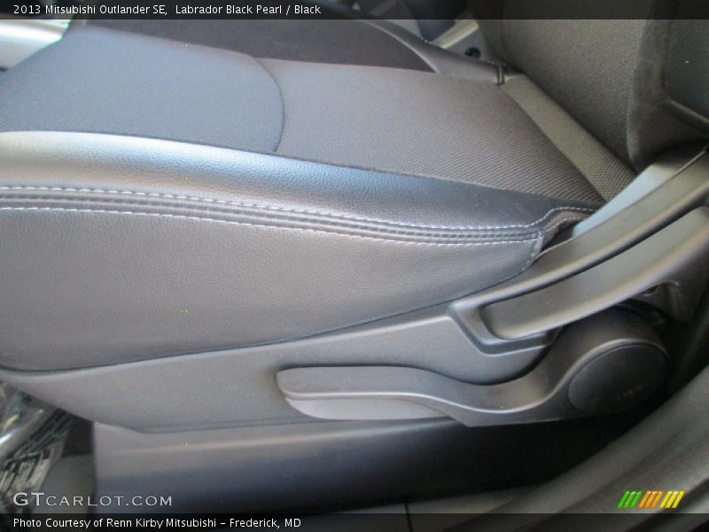Labrador Black Pearl / Black 2013 Mitsubishi Outlander SE