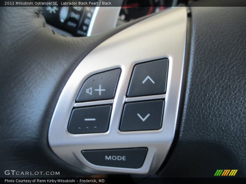 Labrador Black Pearl / Black 2013 Mitsubishi Outlander SE