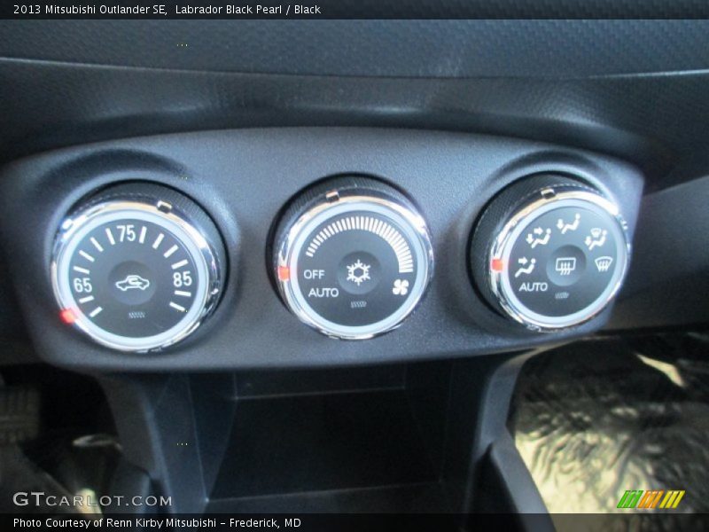 Labrador Black Pearl / Black 2013 Mitsubishi Outlander SE