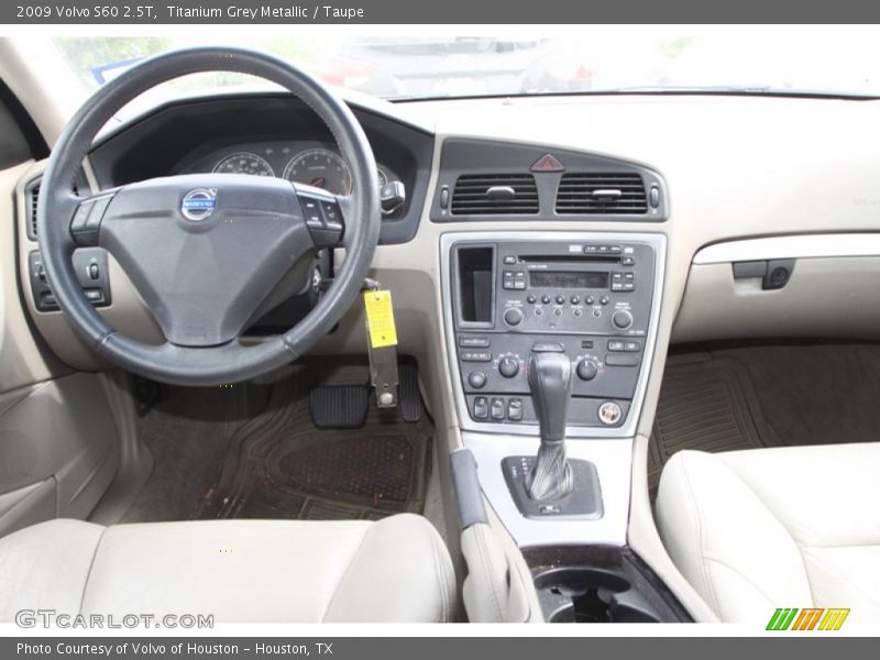 Dashboard of 2009 S60 2.5T