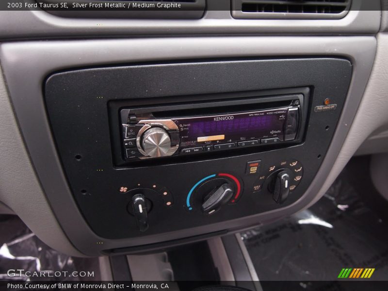 Silver Frost Metallic / Medium Graphite 2003 Ford Taurus SE