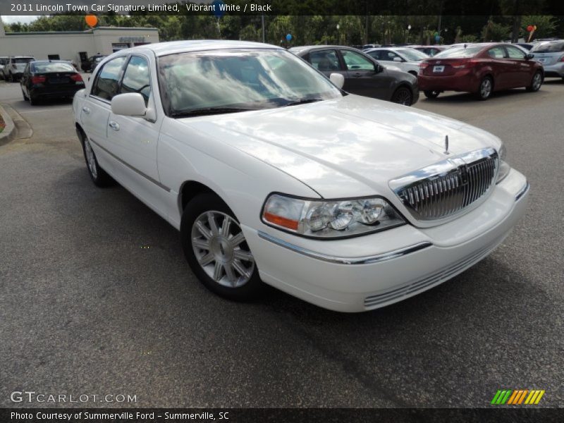 Vibrant White / Black 2011 Lincoln Town Car Signature Limited
