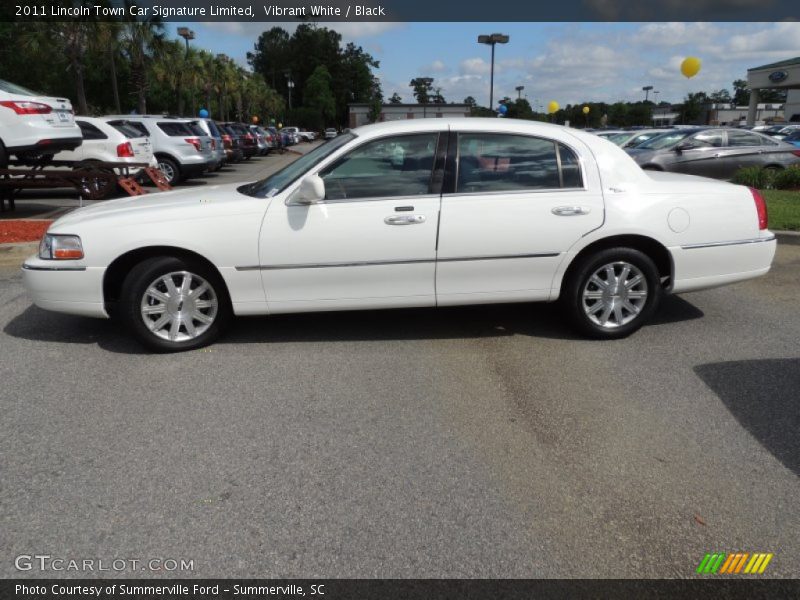 Vibrant White / Black 2011 Lincoln Town Car Signature Limited