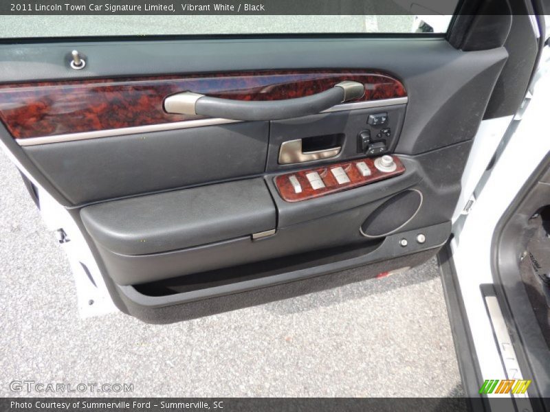 Vibrant White / Black 2011 Lincoln Town Car Signature Limited