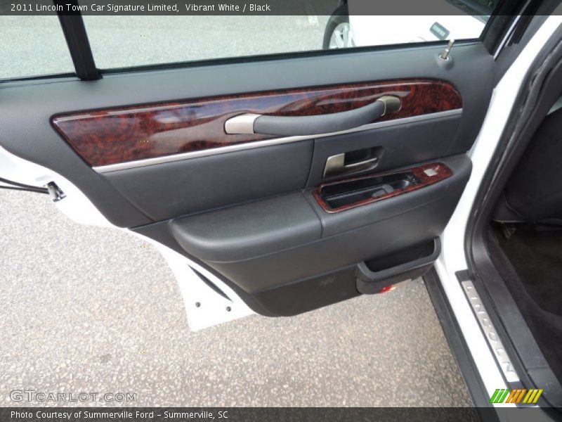 Vibrant White / Black 2011 Lincoln Town Car Signature Limited