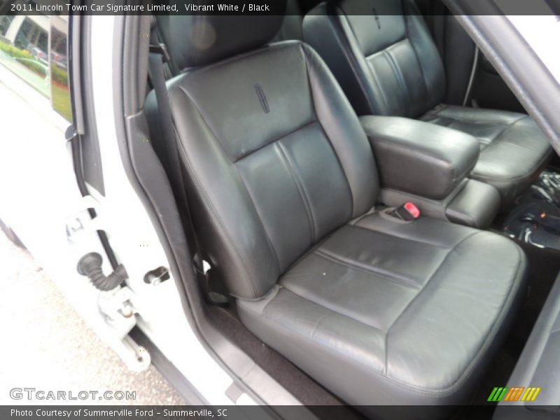 Vibrant White / Black 2011 Lincoln Town Car Signature Limited