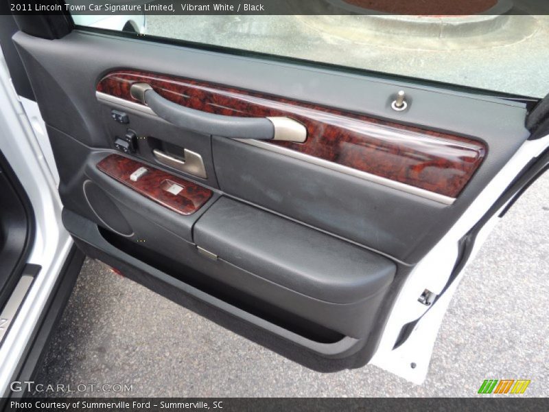 Vibrant White / Black 2011 Lincoln Town Car Signature Limited