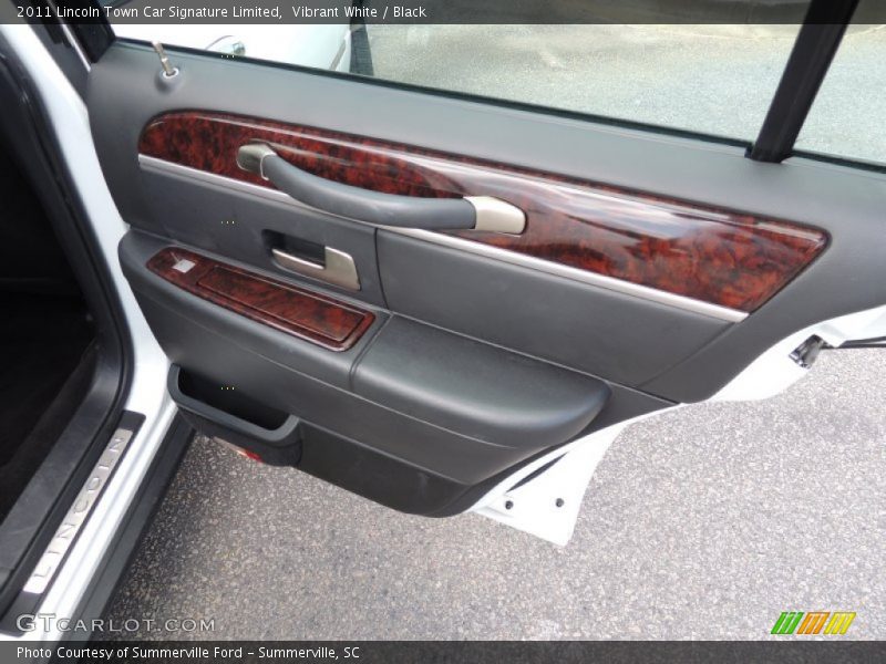 Vibrant White / Black 2011 Lincoln Town Car Signature Limited
