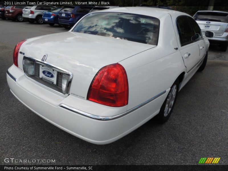 Vibrant White / Black 2011 Lincoln Town Car Signature Limited