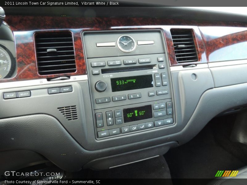 Vibrant White / Black 2011 Lincoln Town Car Signature Limited