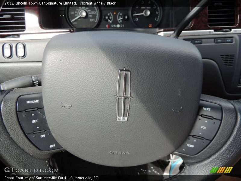 Vibrant White / Black 2011 Lincoln Town Car Signature Limited