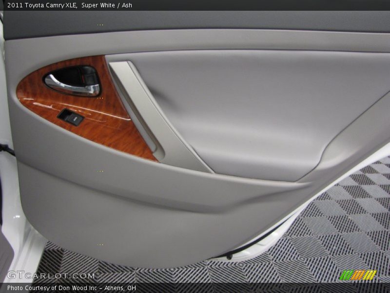 Super White / Ash 2011 Toyota Camry XLE