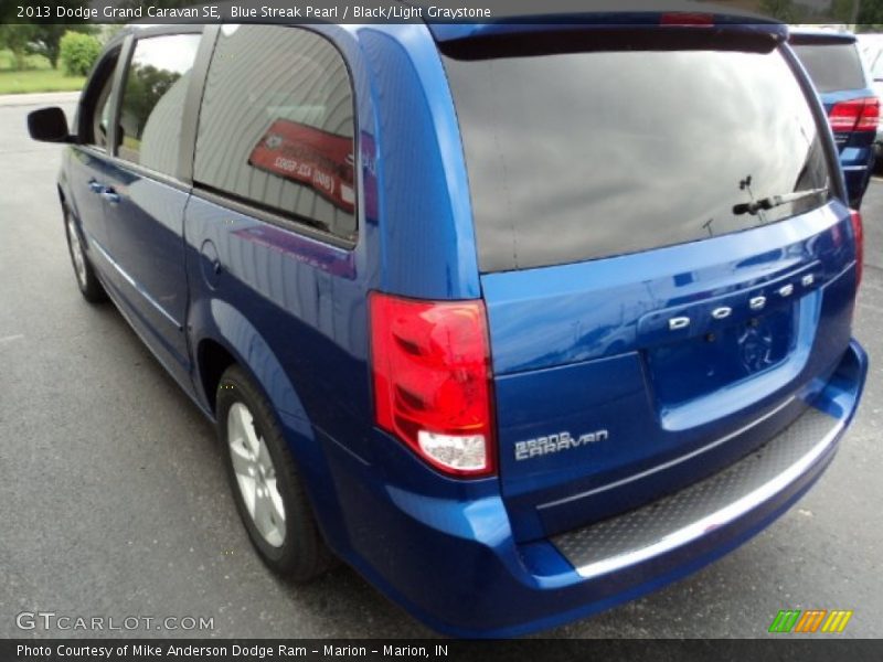 Blue Streak Pearl / Black/Light Graystone 2013 Dodge Grand Caravan SE