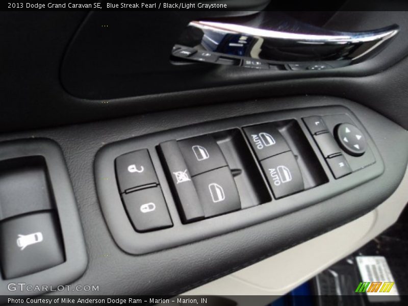 Blue Streak Pearl / Black/Light Graystone 2013 Dodge Grand Caravan SE