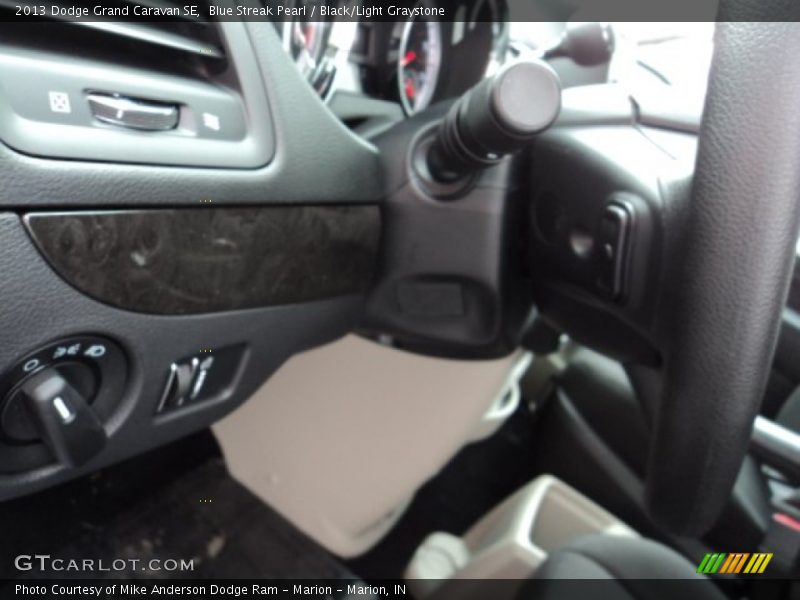 Blue Streak Pearl / Black/Light Graystone 2013 Dodge Grand Caravan SE