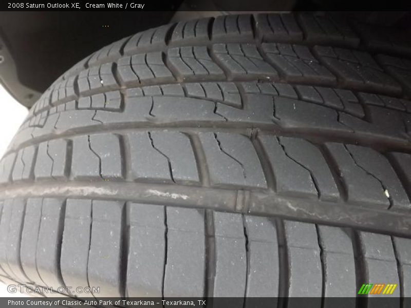 Cream White / Gray 2008 Saturn Outlook XE