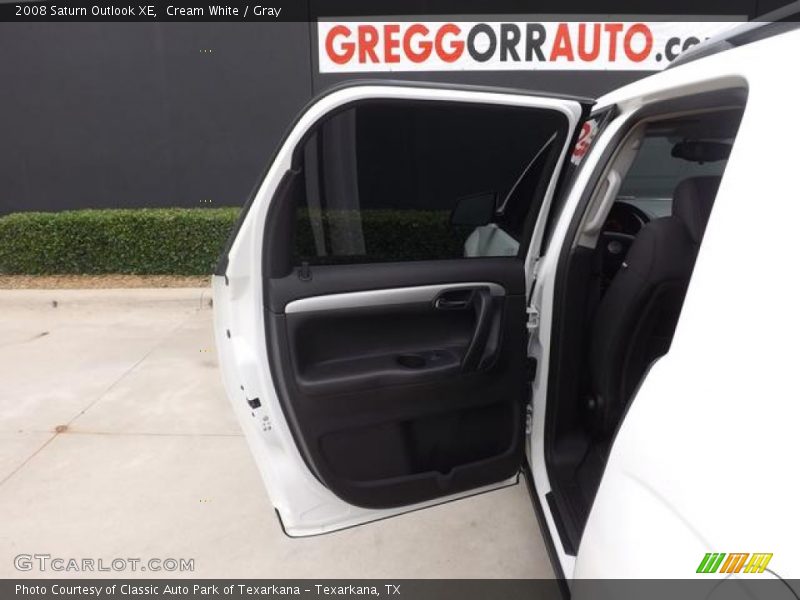 Cream White / Gray 2008 Saturn Outlook XE