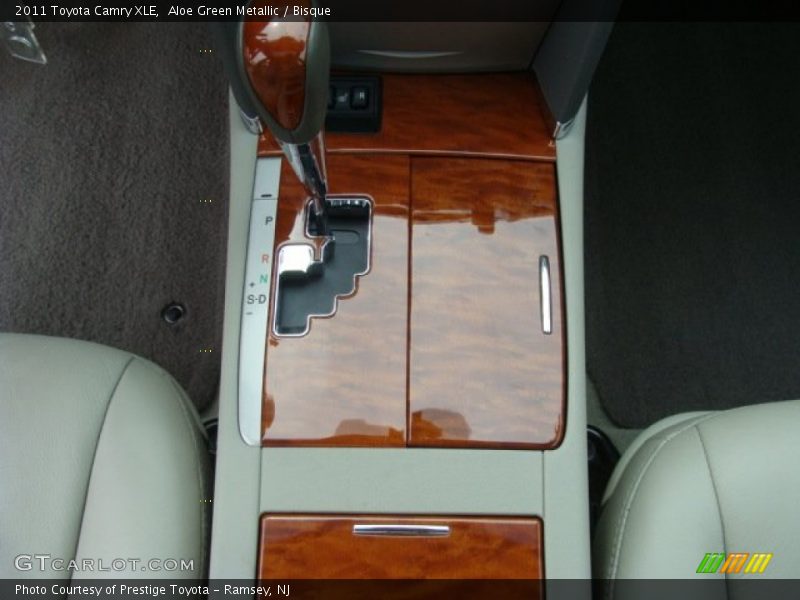 Aloe Green Metallic / Bisque 2011 Toyota Camry XLE