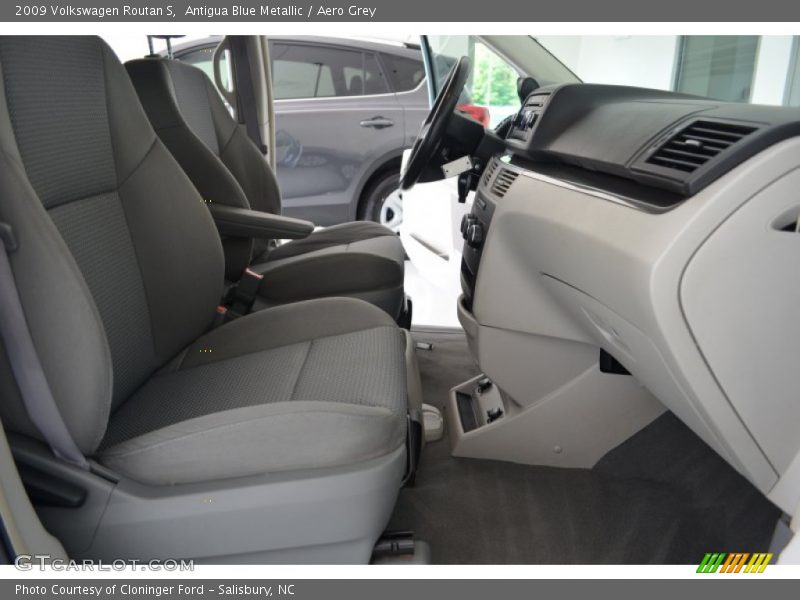 Front Seat of 2009 Routan S