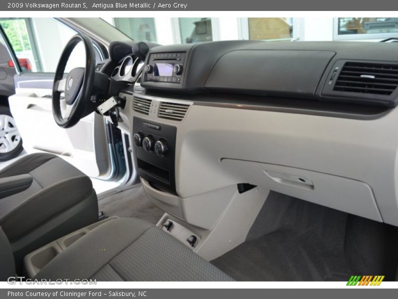 Dashboard of 2009 Routan S