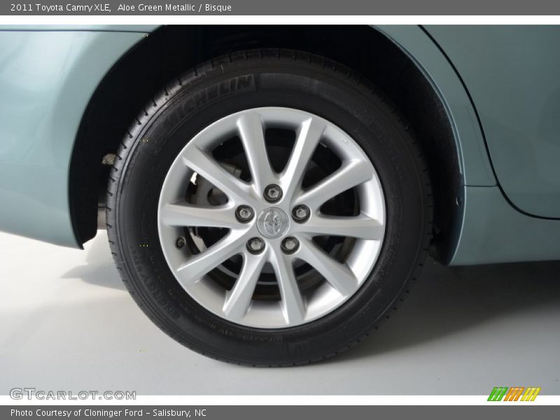 Aloe Green Metallic / Bisque 2011 Toyota Camry XLE