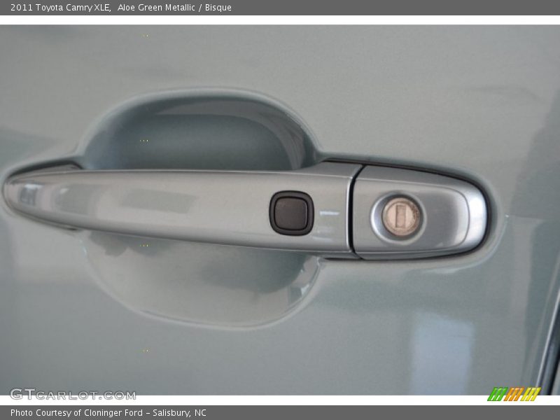 Aloe Green Metallic / Bisque 2011 Toyota Camry XLE