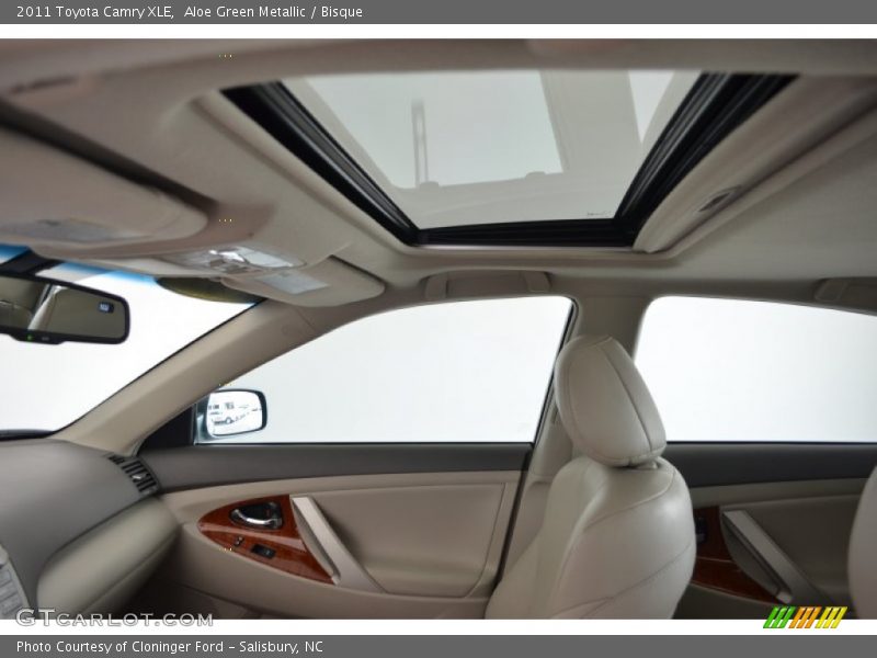 Aloe Green Metallic / Bisque 2011 Toyota Camry XLE