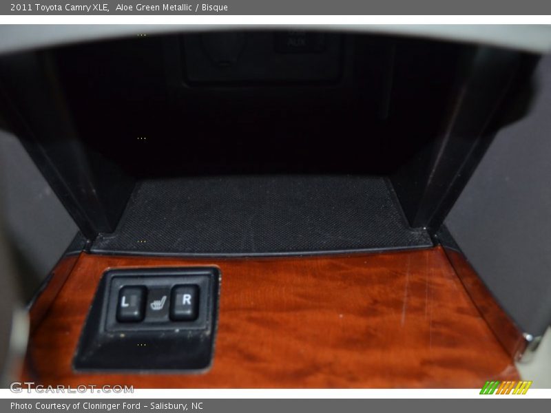 Aloe Green Metallic / Bisque 2011 Toyota Camry XLE