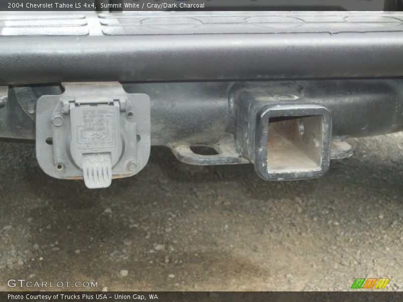 Summit White / Gray/Dark Charcoal 2004 Chevrolet Tahoe LS 4x4