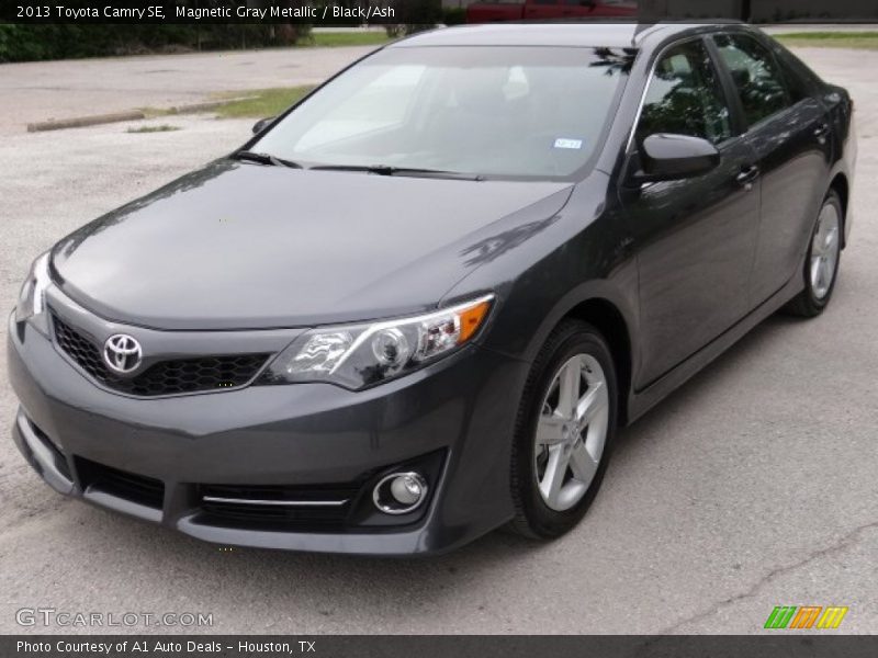 Front 3/4 View of 2013 Camry SE