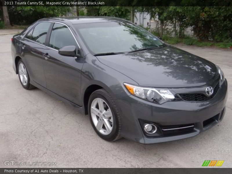 Front 3/4 View of 2013 Camry SE