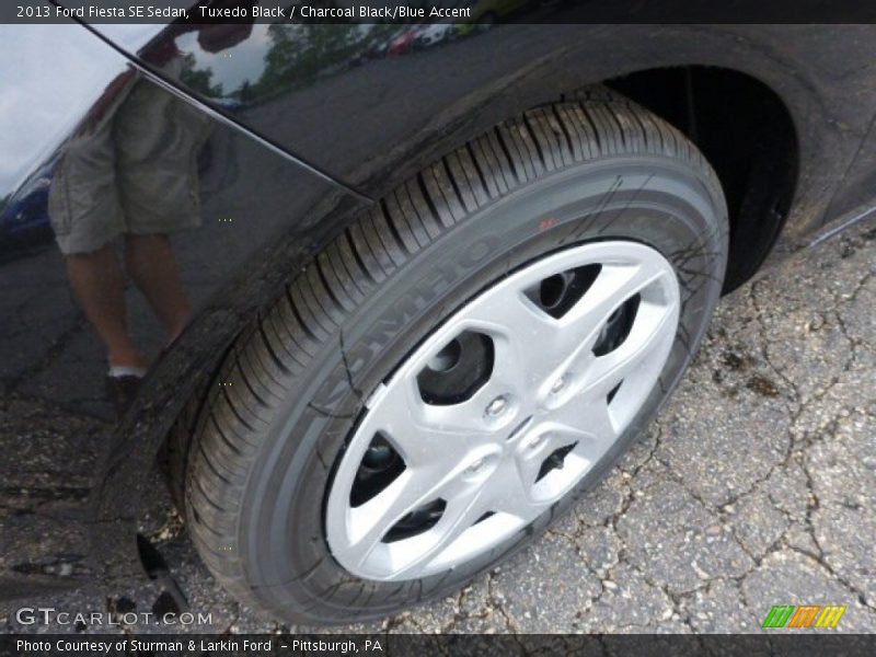 Tuxedo Black / Charcoal Black/Blue Accent 2013 Ford Fiesta SE Sedan