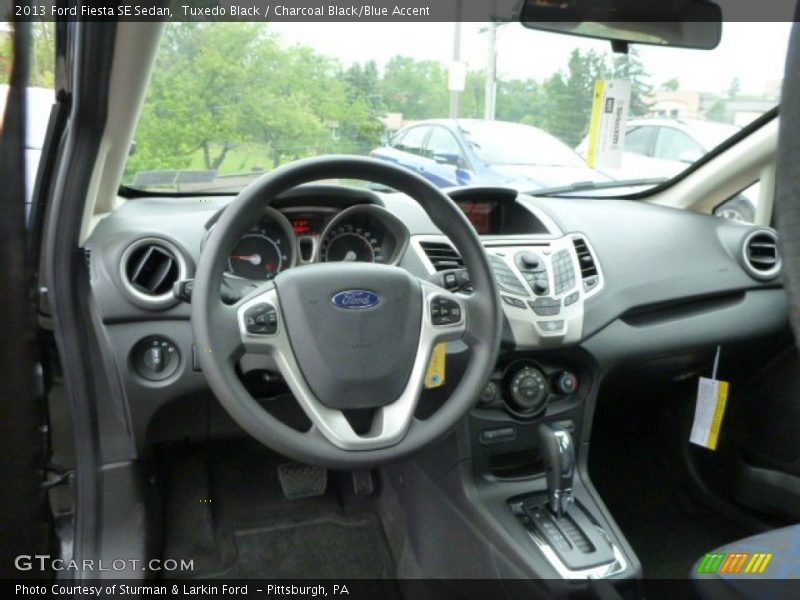 Tuxedo Black / Charcoal Black/Blue Accent 2013 Ford Fiesta SE Sedan
